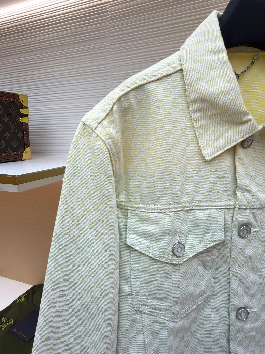 LOUIS VUITTON gradient jacquard denim jacket ●Authentic product: 25300 purchased and developed ●Item number: 1680990-C10 ●Fabric: denim fabric ●Technology: jacquard texture ●Version: fitted version ●Size: 44-46-48-50-52 ●Weight: about 955 grams ●Description: YB purchased the pattern, using customized cotton fabric, the fabric is comfortable, soft, skin-friendly and breathable. The whole body is decorated with jacquard texture to show an elegant gradient, the chest is decorated with button flap pockets, pearlescent metal denim buttons, and the nubuck leather label is placed on the back. The pearlescent metal buttons highlight the Dandy style. The waist is equipped with an adjustable strap, which can be matched with many types of clothing to create a fashionable look. The overall line is straight and delicate, the fabric is comfortable and soft, and the color is consistent without color difference. It can be matched with the same style to create a fashionable look and control various occasions. Customized accessories, complete three labels, the same style for men and women!
